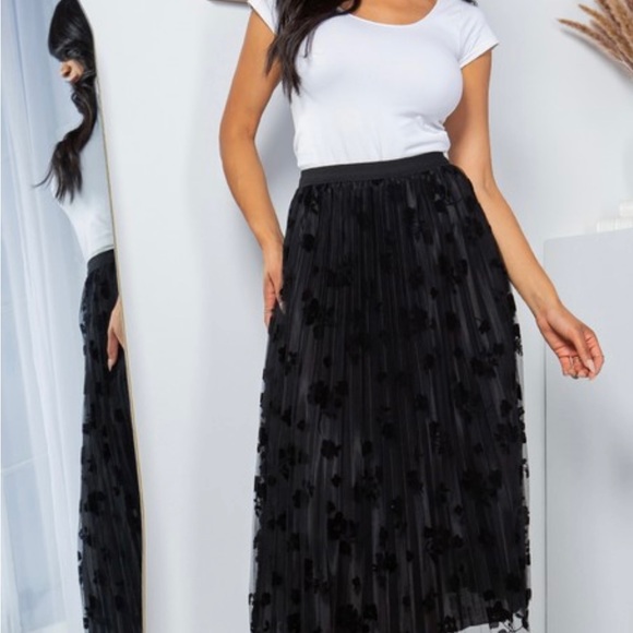 Black skirt with mesh outlayer - Picture 6 of 7